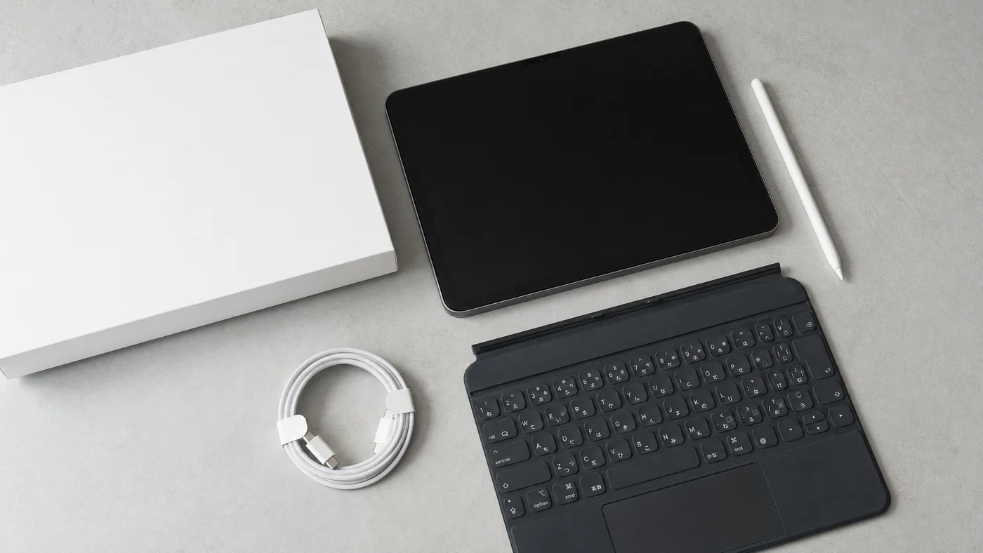 iPad本体・Apple Pencil・Smart Keyboard・元箱が並ぶ机のイメージ